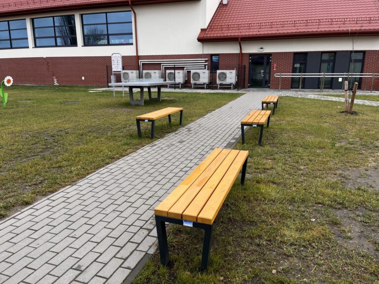Ławki i ciąg pieszy na terenie Szkoły Podstawowej w Małkowicach