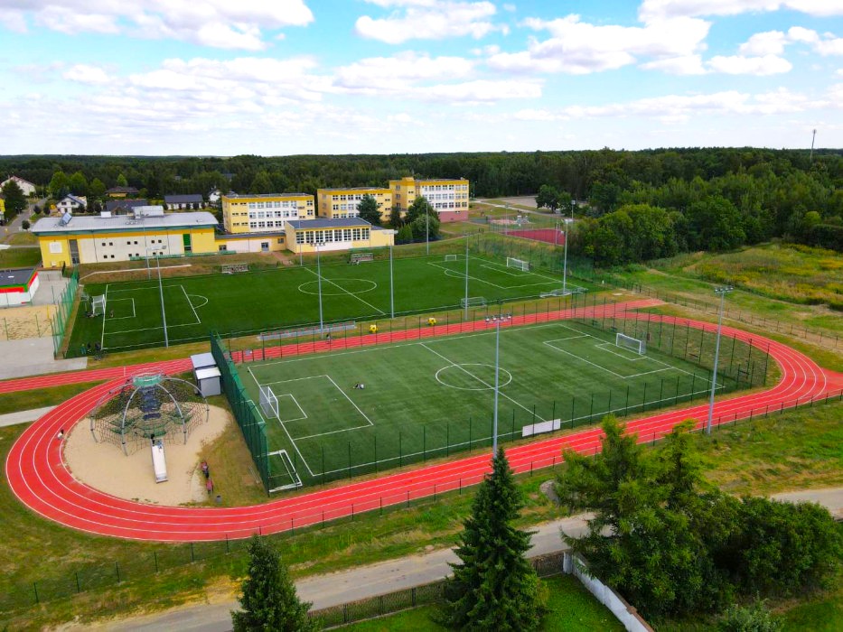 Widok z lotu ptaka na boiska sportowe w Miekini po realizacji projektu